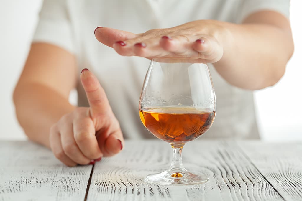 Noch ein Gläschen? Immer mehr junge Menschen überdenken ihren Alkoholkonsum