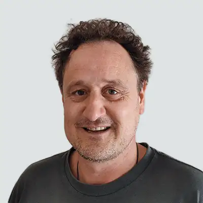 Portrait eines freundlich blickenden Mannes mit schwarzem T-Shirt
